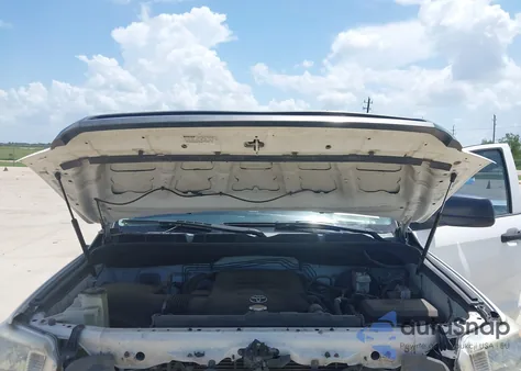 2015 Toyota Tundra Sr 5.7L V8 z USA, uszkodzony, nr VIN 5TFTY5F16FX008798